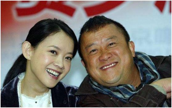 曾志伟大女儿曾宝仪，不结婚也不生子，今47岁成这般模样
