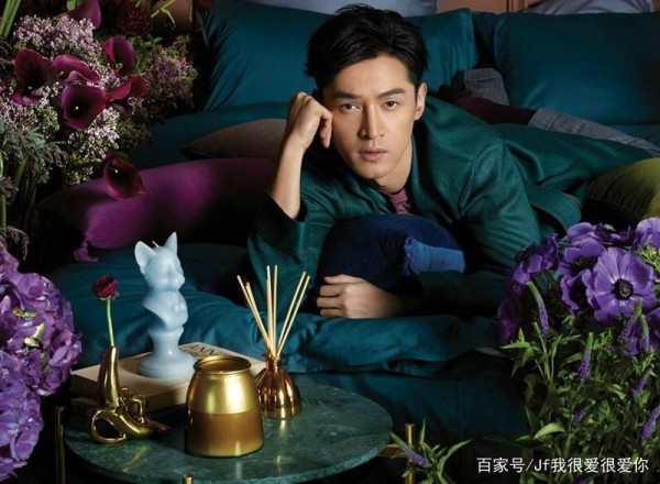 胡歌为粉丝签名下跪：教养是人的一面镜子