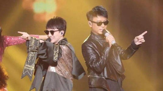 李克勤为什么对周深好？周深好像不太喜欢李克勤微博为啥不互动？