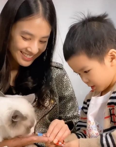 杨子晒妻儿动态，黄圣依发际线增高脸颊凹陷太显老，很有夫妻相