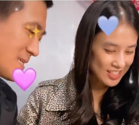 杨子晒妻儿动态，黄圣依发际线增高脸颊凹陷太显老，很有夫妻相