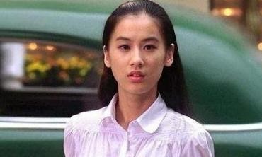 杨子晒妻儿动态，黄圣依发际线增高脸颊凹陷太显老，很有夫妻相