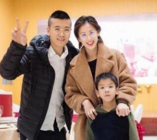 杨子晒妻儿动态，黄圣依发际线增高脸颊凹陷太显老，很有夫妻相