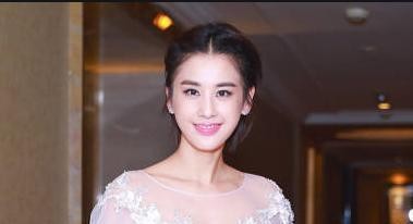 杨子晒妻儿动态，黄圣依发际线增高脸颊凹陷太显老，很有夫妻相