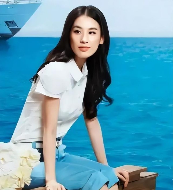 黄圣依妈妈女儿600万把自己“卖了”，女婿又爹又癫，太难了！