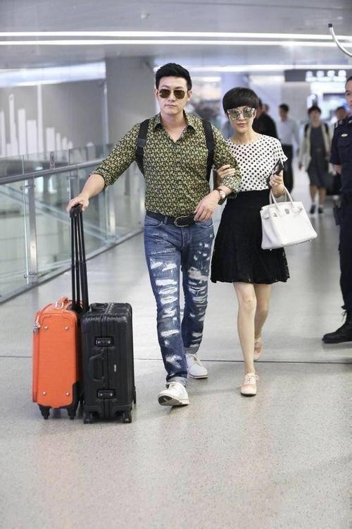 娱乐圈内的这些明星夫妻, 如同路人一般, 自己走自己