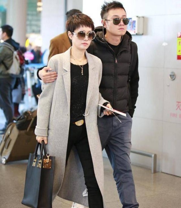 娱乐圈内的这些明星夫妻, 如同路人一般, 自己走自己