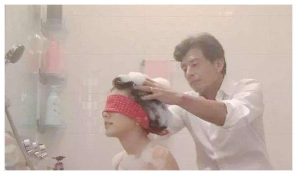 20岁女儿还和爸爸共浴：父女关系有2个雷区不能碰，否则是越界！