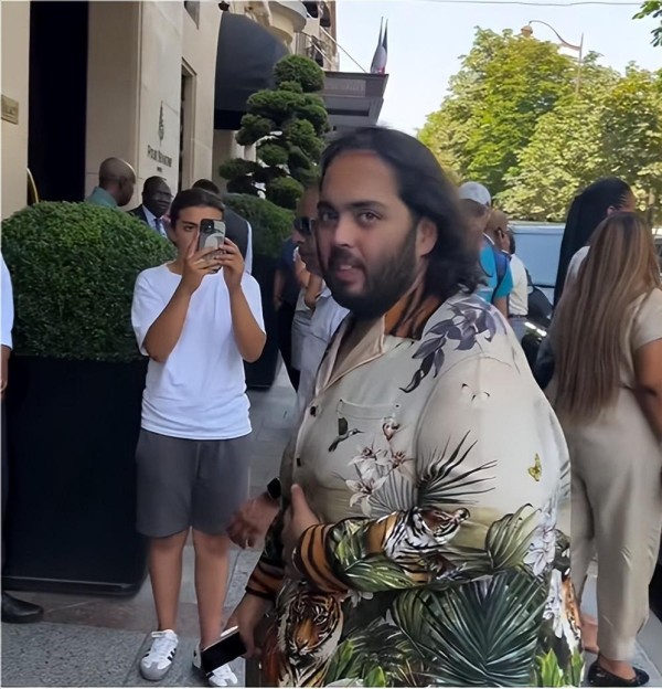 印度首富之子带新婚妻子看奥运，被粉丝围观求合影，比明星受欢迎
