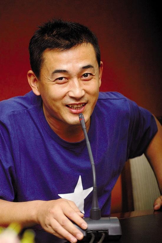 他曾经为张韵艺抛弃糟糠之妻，跑了十多年龙套，与小15岁演员闪婚