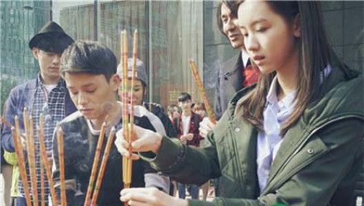 陈都灵男朋友是谁 高中黑料：挽一男子逛街
