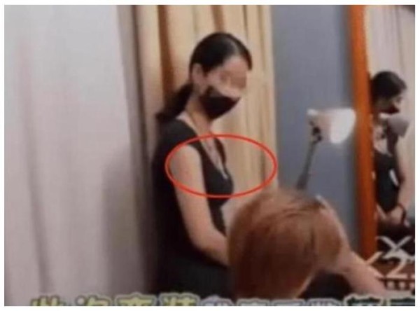 罗志祥和化妆师实锤？化妆师弯腰给小猪化妆，谁发现暴露的衣服了