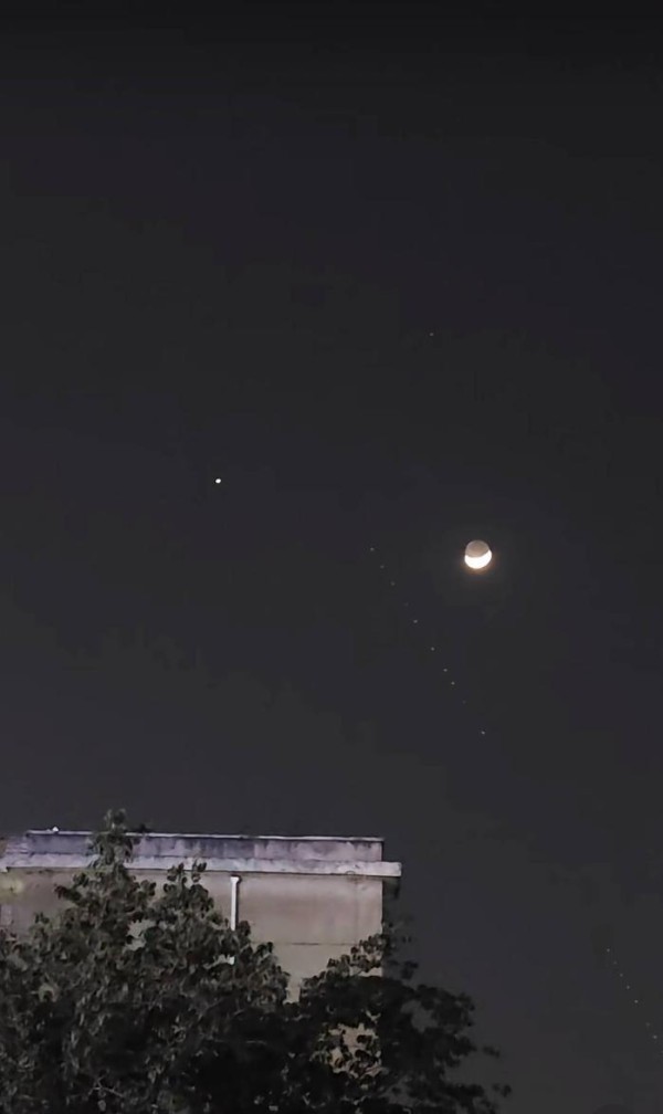 成都上空的“星链穿月”到底有啥魅力？竟抢了“新月抱旧月”的戏｜封面头条