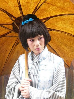 柳鸣儿(李建群饰演)