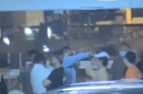 欧豪方回应与一女子当街拥抱：剧组杀青聚餐，女孩是工作人员