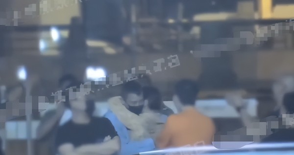 欧豪方回应与一女子当街拥抱：剧组杀青聚餐，女孩是工作人员