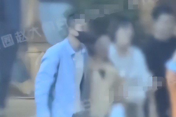 欧豪方回应与一女子当街拥抱：剧组杀青聚餐，女孩是工作人员