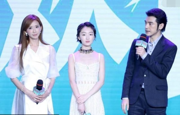 在娱乐圈为何女星都不愿与周冬雨同框：看完这几张照片就全懂了