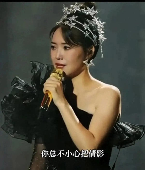云朵演唱会意外频出，一举动暴露人品，网友：深藏不露