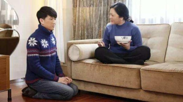 男孩子和妈妈的相处模式，要尽量避讳这两种行为，切记过分亲昵