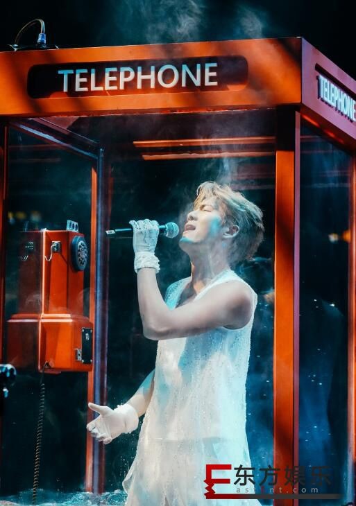吴克群斥资百万挑战不可能的事 2.5公尺电话亭“水中开唱”
