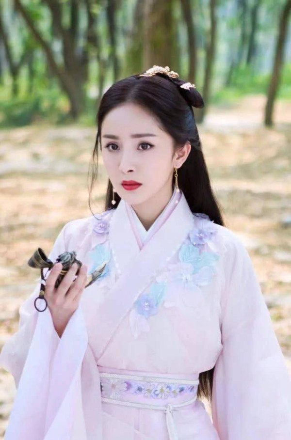 <a style='color:#f10404;' href='https://www.mingxing.cc/tags-274.html ' target='_blank'>杨幂</a>的爸爸说<a style='color:#f10404;' href='https://www.mingxing.cc/tags-274.html ' target='_blank'>杨幂</a>时尚魅惑合适吗？