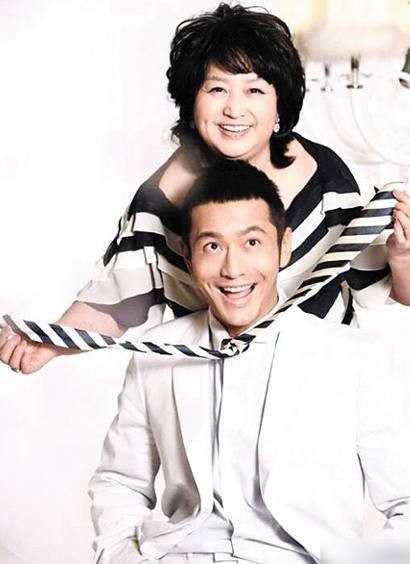 明星与妈妈合照，鹿晗和妈妈像姐弟，李小璐妈妈最美，谁和妈妈最像