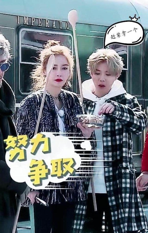 鹿颖姐弟花絮，鹿晗趁baby不注意偷吃糖果，随后baby的表情亮了