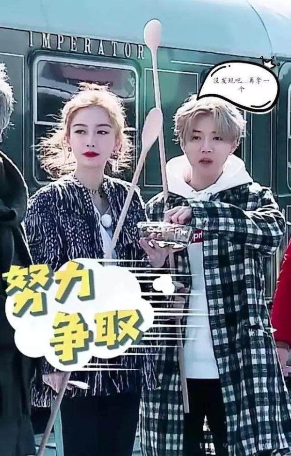 鹿颖姐弟花絮，鹿晗趁baby不注意偷吃糖果，随后baby的表情亮了
