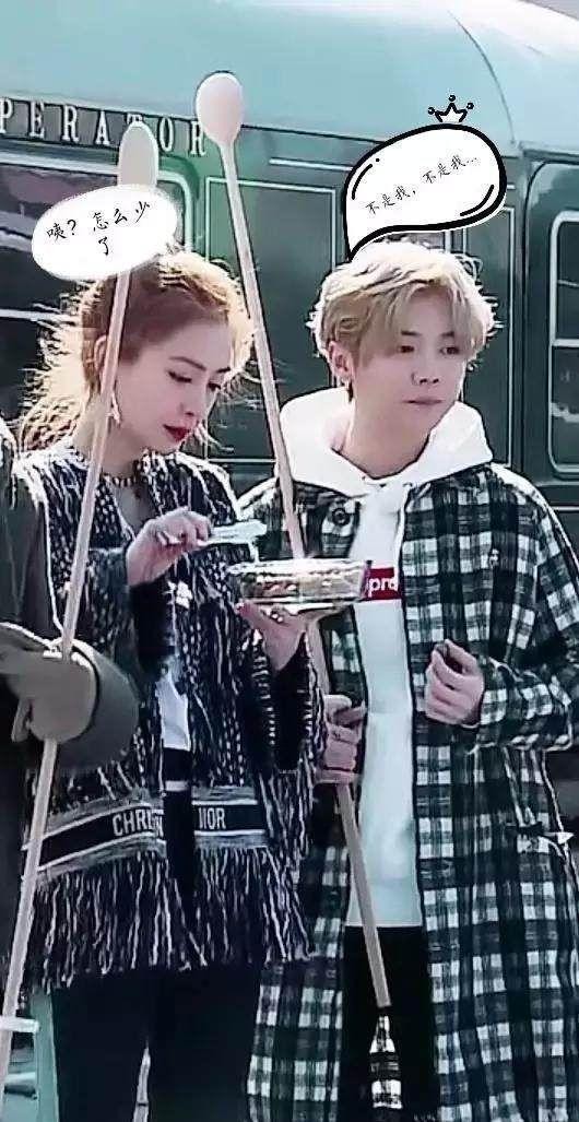 鹿颖姐弟花絮，鹿晗趁baby不注意偷吃糖果，随后baby的表情亮了