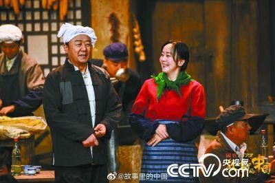 郭涛在节目中扎着白毛巾出演《平凡的世界》