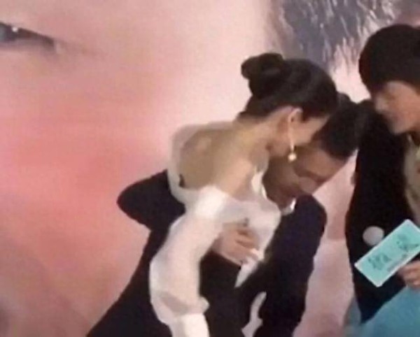 杨颖被抱胸瞬间曝光，林更新忍气实录