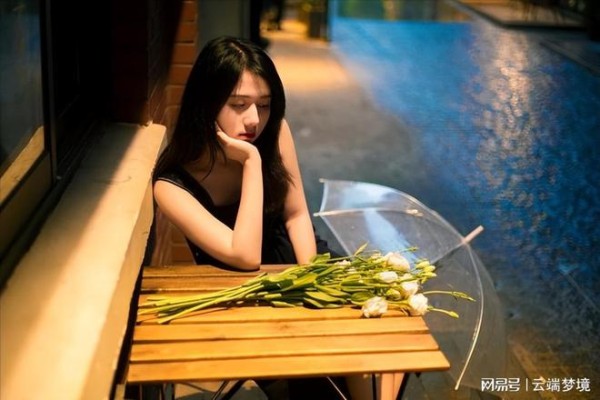 不公开的关系很不寻常