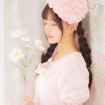 有主见的女孩子怎么追,两个男人追一个女孩子该怎么做