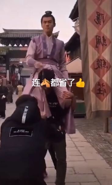 33岁新晋小生李程彬，拍戏时把人当马骑，网友批其无演员素养