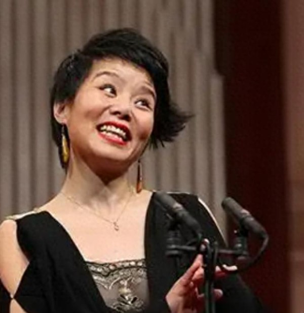 远嫁中国7年后再看秋瓷炫，突然明白为何屡传婚变，她却仍不离婚