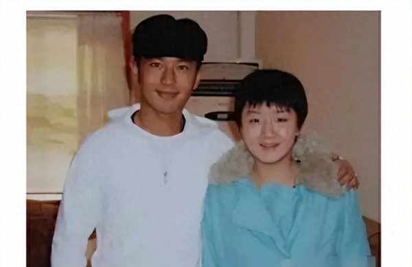 黄晓明庆祝表妹夺得冠军，欢乐洋溢