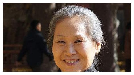 她62岁被儿子带进娱乐圈，如今比儿子名气还大