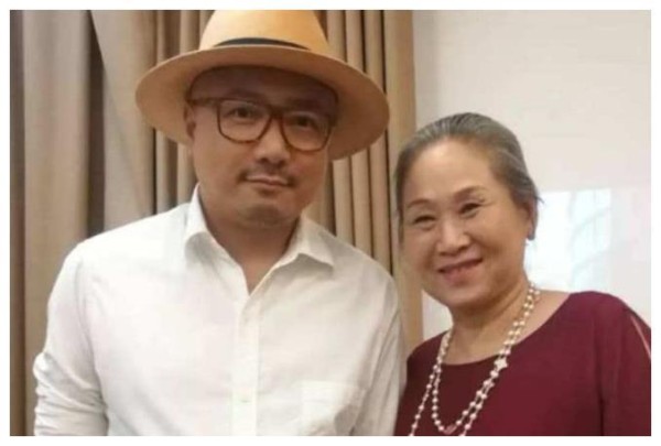她62岁被儿子带进娱乐圈，如今比儿子名气还大
