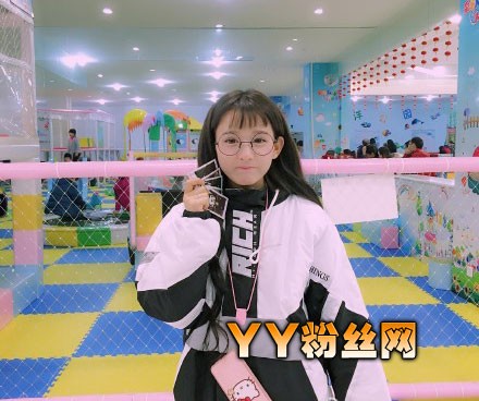 王逗逗整容前后照片对比素颜照 王逗逗和周子昂分手真相家庭背景