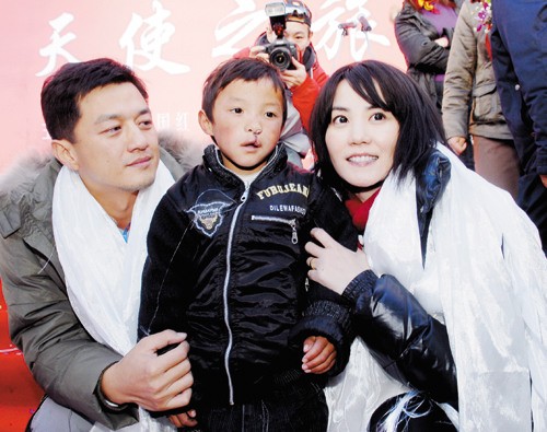 2008年11月,王菲、李亚鹏与嫣然基金人员到当地探望第2008位接受治疗的唇裂儿童。