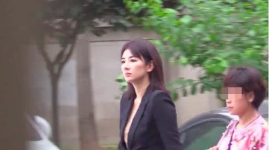 昔日辉煌女星黄奕身材走样穿着接地气,越来越像家庭主妇