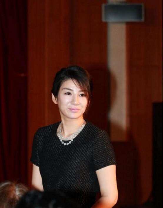 昔日辉煌女星黄奕身材走样穿着接地气,越来越像家庭主妇