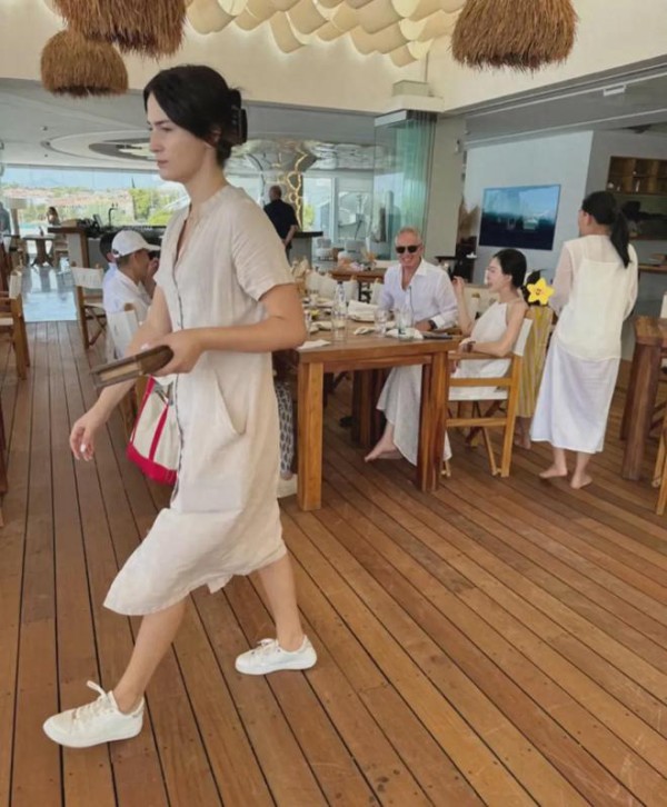 王石田朴珺和前英国首相度假！3岁女儿坐布莱尔腿上撒娇，超可爱