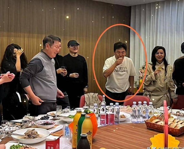 华表奖后众星聚餐！黄渤陈凯歌坐主位，人均79元，排队敬酒太壮观