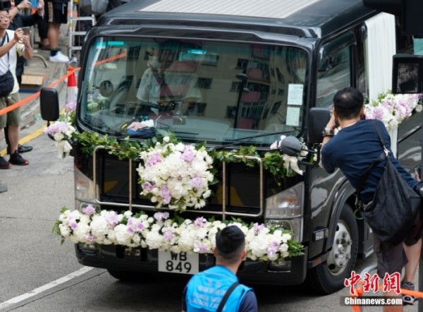 8月1日上午，载有歌手李玟灵柩的灵车驶离香港殡仪馆。 <a target='_blank' href='/'>中新社</a>记者 侯宇 摄