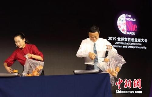 马云和 “蛋糕姐”谷亚芬PK夹蛋糕