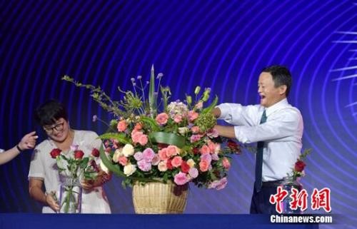 马云还体验了插花技能，跟他PK的是打造了成都园艺创业者“海妈”