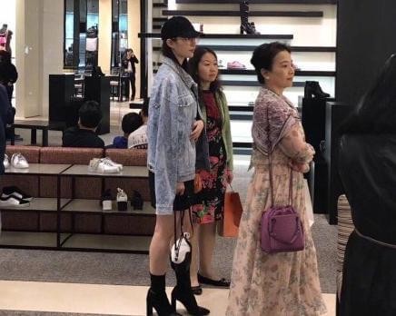 娱乐圈五大女明星和继父的“神秘往事”，周冬雨的故事太感人