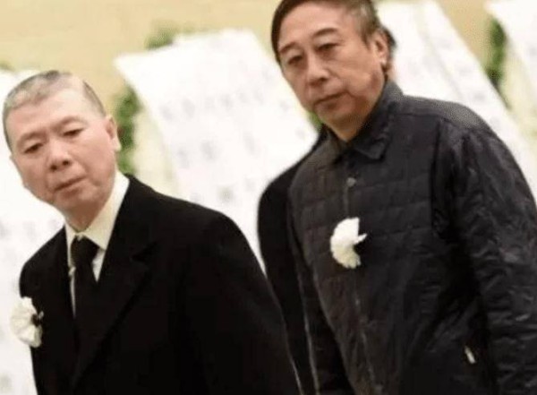 隐瞒了28年，冯小刚和冯巩的关系终于“藏”不住了，网友：没想到